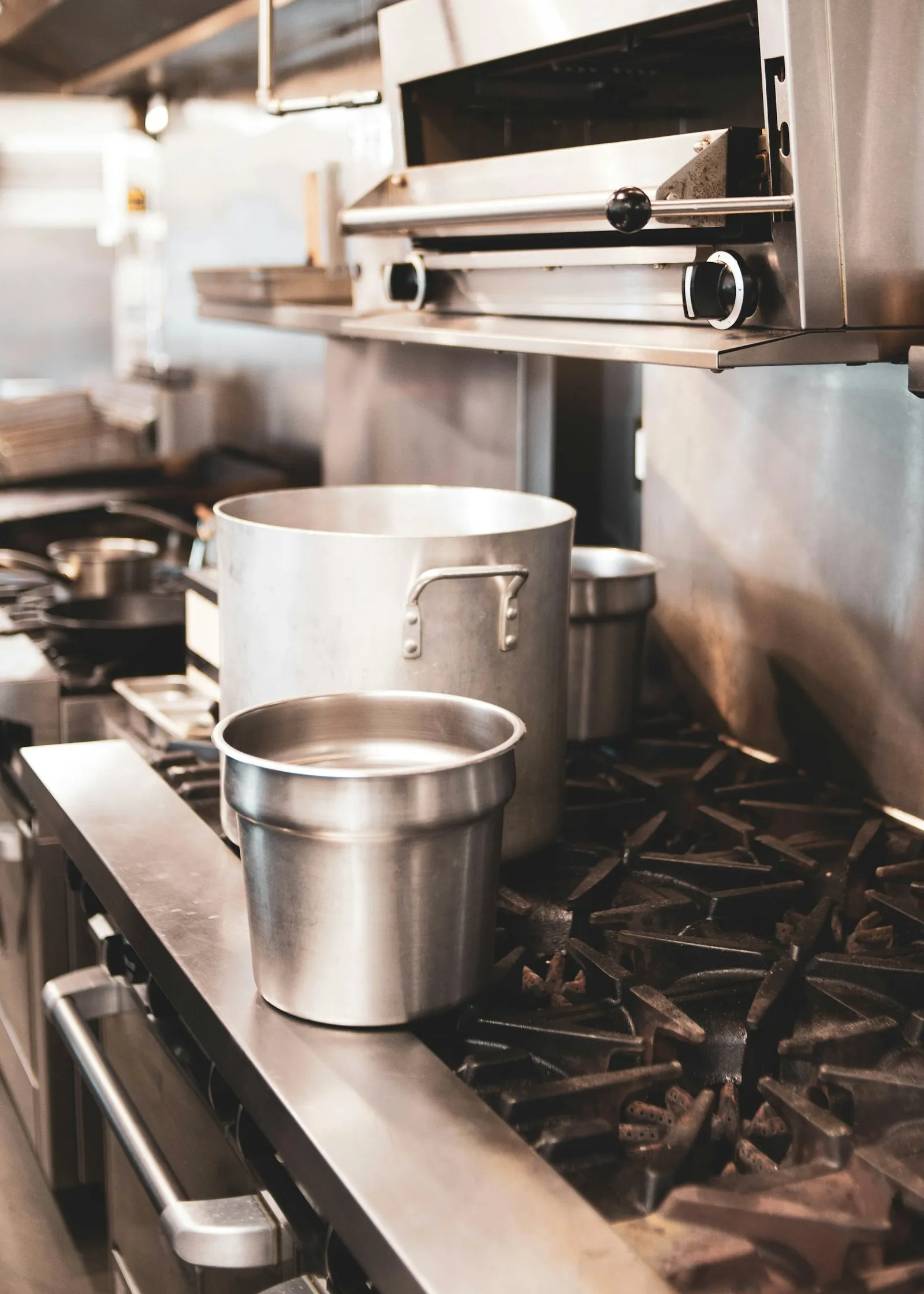 Cuisine professionnelle inox, environnement traité contre les blattes