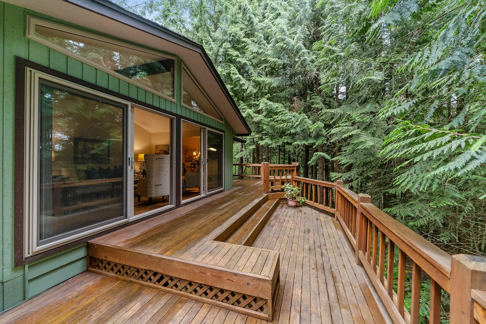 Terrasse en bois et jardin, protection préventive contre les fourmis